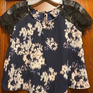 Lace cap sleeve crop top